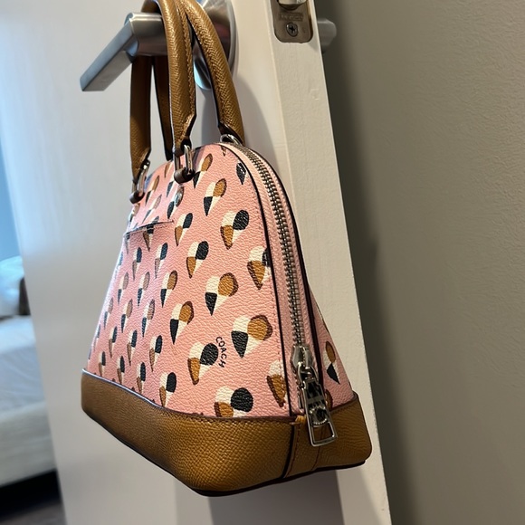 Coach bag 🥂 - Picture 4 of 9